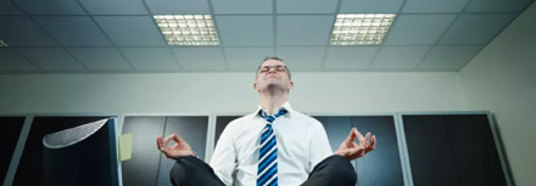 Hombre meditando en la oficina