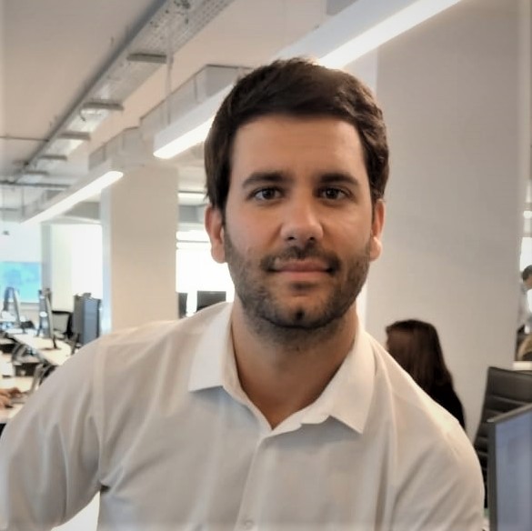 Hombre en una oficina moderna con camisa blanca.