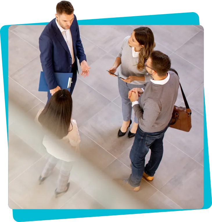 Talent Trends 2026 Próximamente: Imagen que muestra a un grupo de personas reuniéndose con vestimenta profesional