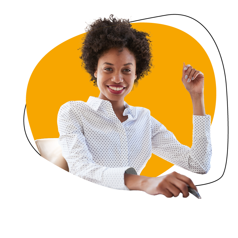 Mujer sonriendo en camisa blanca con fondo naranja.