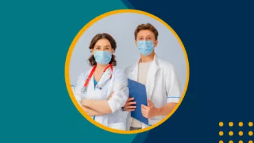 Dos médicos con mascarillas y batas blancas, uno con un estetoscopio y el otro con una carpeta.