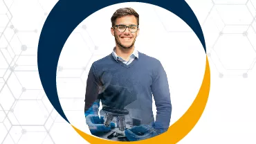 Hombre sonriente con gafas y suéter, fondo de laboratorio.