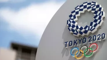 Logotipo de Tokio 2020 con los aros olímpicos y diseño azul.