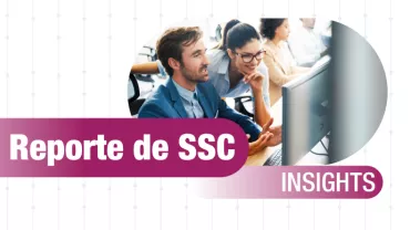 Hombre y mujer mirando una pantalla de ordenador, texto: 'Reporte de SSC, Insights'.