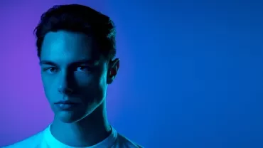 Retrato de un hombre en luz azul y morada