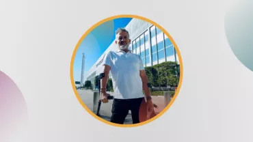 Hombre con camisa blanca en edificio moderno.