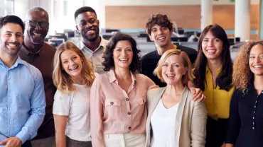 Grupo de personas sonrientes en una oficina.
