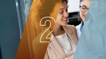 Dos personas trabajando juntas en una oficina