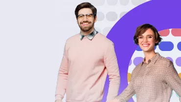Hombre sonriente con suéter rosa y mujer con camisa a cuadros sobre fondo colorido.