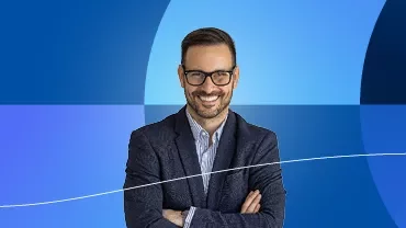 persona trabajando con computadora