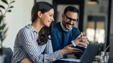Reunión corporativa en oficina moderna con equipo de trabajo y dispositivos digitales