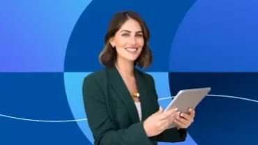 mujer trabajando con una tablet