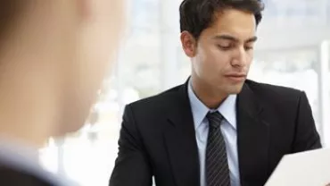 Hombre de negocios revisando documentos en la oficina.