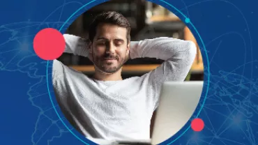 Hombre relajado frente a laptop, fondo azul con ilustración de red.