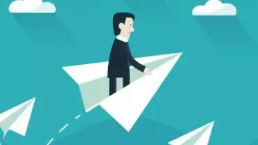 Dibujo de un hombre en un avión de papel volando entre nubes.