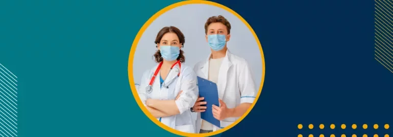 Dos médicos con mascarillas y batas blancas, uno con un estetoscopio y el otro con una carpeta.