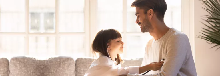 padre e hija jugando