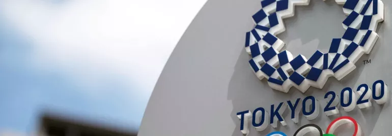 Logotipo de Tokio 2020 con los aros olímpicos y diseño azul.