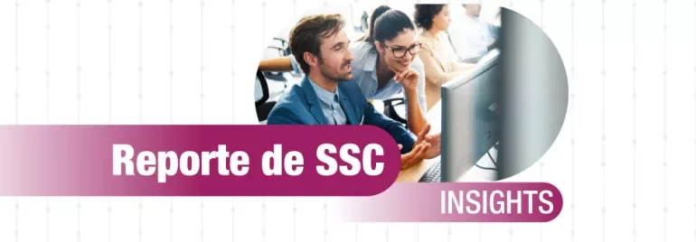 Hombre y mujer mirando una pantalla de ordenador, texto: 'Reporte de SSC, Insights'.