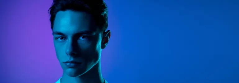 Retrato de un hombre en luz azul y morada