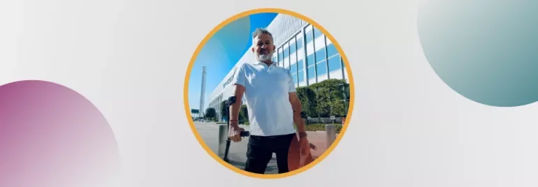 Hombre con camisa blanca en edificio moderno.