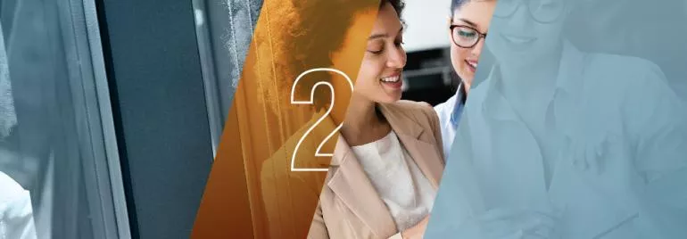 Dos personas trabajando juntas en una oficina