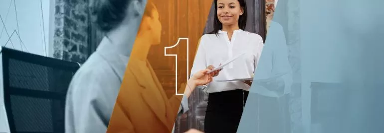Mujer recibiendo un documento en una oficina, número uno en el centro.