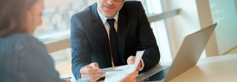 Hombre de negocios hablando con cliente en oficina.