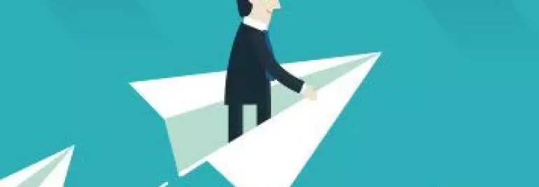 Dibujo de un hombre en un avión de papel volando entre nubes.