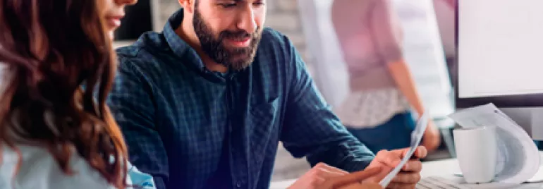 Dos personas trabajando juntas en una oficina.