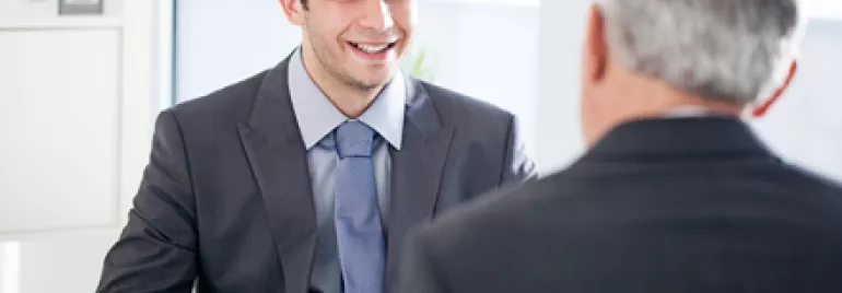 Hombre en una entrevista de trabajo