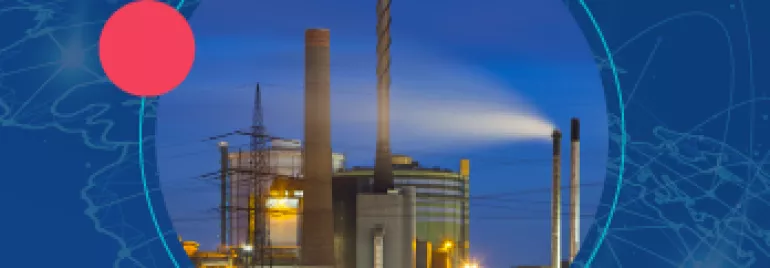 Planta industrial iluminada por la noche con fondo azul y líneas conectadas.
