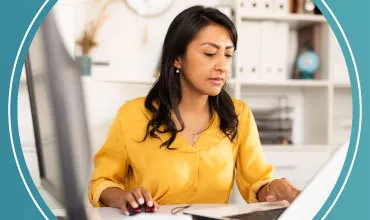 mujer trabajando con una computadora