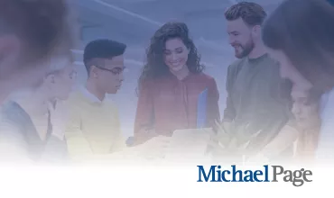 Equipo de trabajo colaborando en oficina moderna, con logotipo de Michael Page.