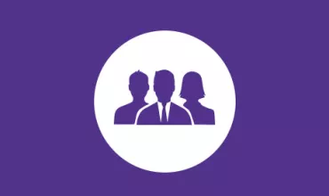 Ícono de tres figuras humanas en un círculo blanco sobre fondo morado.