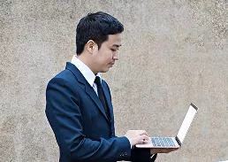 Una persona mirando una laptop