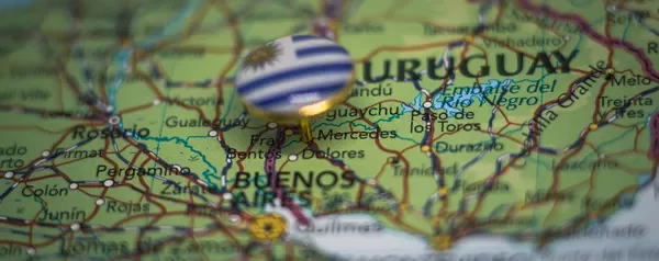 Mapa de Uruguay con un alfiler mostrando la ubicación de Montevideo.