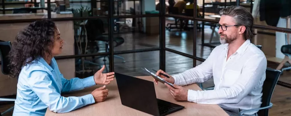 Dos personas tienen una reunión en una oficina moderna.