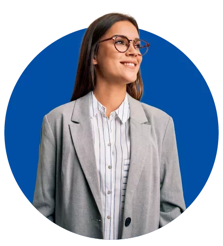 Profesional de Michael Page con atuendo formal en un entorno corporativo, vistiendo saco gris y camisa a rayas.