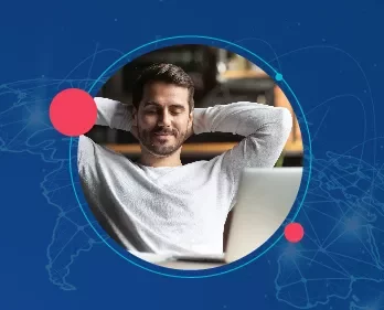 Hombre relajado frente a laptop, fondo azul con ilustración de red.