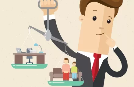 Ilustración de un hombre sosteniendo una balanza con una oficina y una familia en cada lado.
